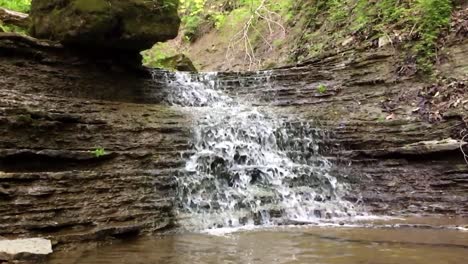 [slo-mo]-Spritzer-Des-Wilden-Flusses-Im-Wald-|-Umgeben-Von-Malerischen-Gesteinsschichten