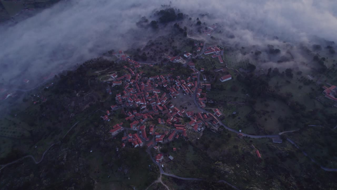 tomada superior de la aldea de monsanto en portugal con baja niebla al amanecer, aérea
