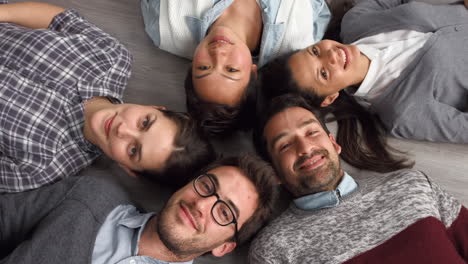 grupo de personas de raza mixta arial vista hipster puesta en marcha