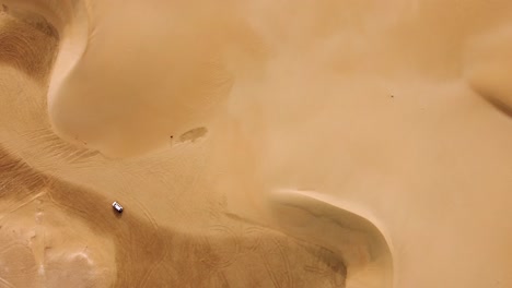 Coche-Blanco-Solitario-En-La-Parte-Superior-De-La-Duna-Del-Desierto-En-Vista-Aérea-Descendente-De-Arriba-Hacia-Abajo