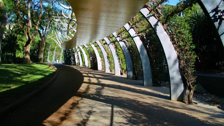 Vista Lateral Através dos Postes de Aço Galvanizado Curvados do Pergolado nos Parques de South Bank em South Brisbane, Austrália