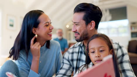 Feliz,-Aprendiendo-Y-Una-Familia-Leyendo-Un-Libro