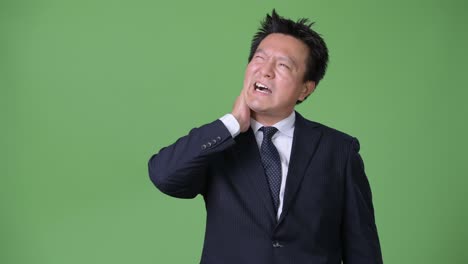 녹색 배경에 성숙한 일본 사업가