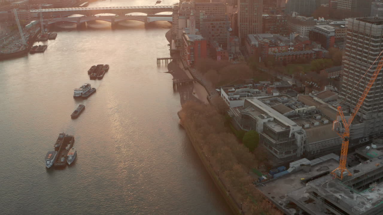 런던의 초고층 빌딩을 향해 남쪽 강변을  ⁇ 고 공중 촬영