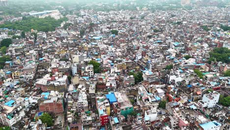 vista desde un avión no tripulado del paisaje urbano de nueva delhi, india