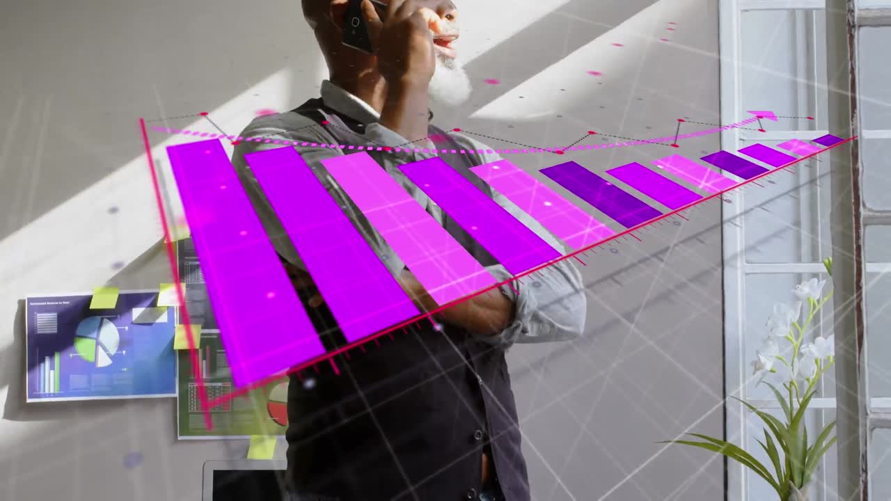 animación de procesamiento de datos financieros sobre empresario afroamericano en teléfono inteligente en la oficina