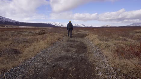 Backpacker-Zu-Fuß-Auf-Einem-Steinigen-Pfad-Durch-Eine-Wiese-In-Der-Nähe-Von-Bruarfoss-In-Brekkuskogur,-Island