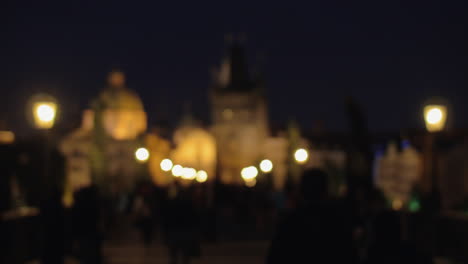 gente caminando por la noche en praga