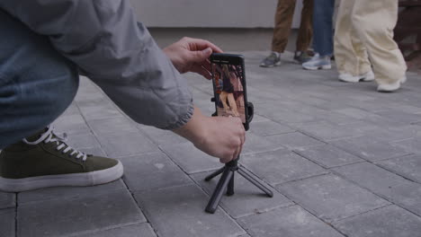 길거리에서 춤을 연습하는 친구들