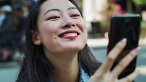 Handansicht-Einer-Jungen-Frau,-Die-Mit-Dem-Mobiltelefon-Ein-Selfie-Macht