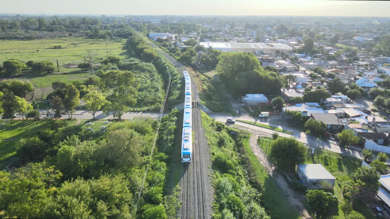 교통량 위의 다리를 건너는 기차를 따라가다
