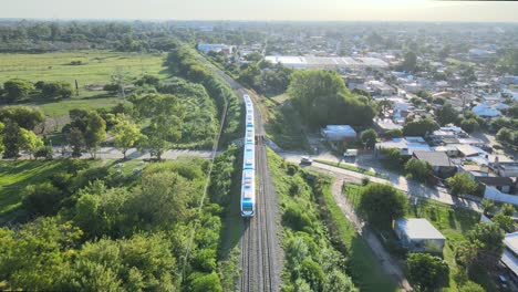 Siguiendo-Un-Tren-Que-Cruza-Un-Puente-Sobre-El-Tráfico