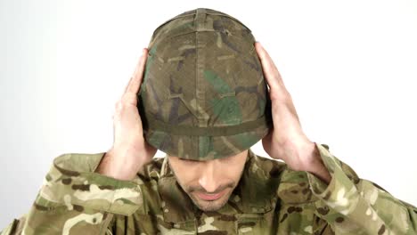 Soldado-Con-Casco-De-Combate-Sobre-Fondo-Blanco