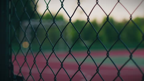 Vista-De-La-Puerta-De-La-Cerca-De-La-Cancha-Al-Aire-Libre-Tiro-Cercano-Cámara-Lenta