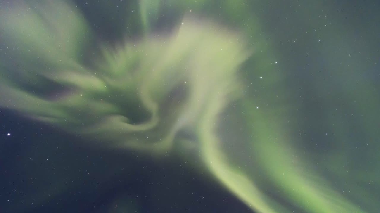 별이 총총한 밤하늘에 보이는 오로라 보레알리스의 놀라운 광경