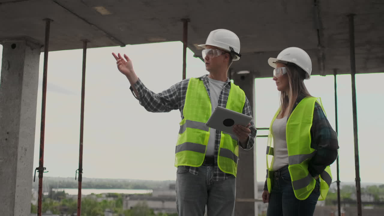 trabajador de la construcción e ingeniero hablando en el sitio de construcción. trabajadores con cascos en el área de construcción. retrato de ingenieros de la construcción trabajando en el lugar de construcción. concepto de construcción moderna