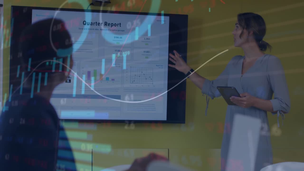 동료들에게 발표하는 백인 사업가 여성에 대한 그래프와 데이터 처리의 애니메이션