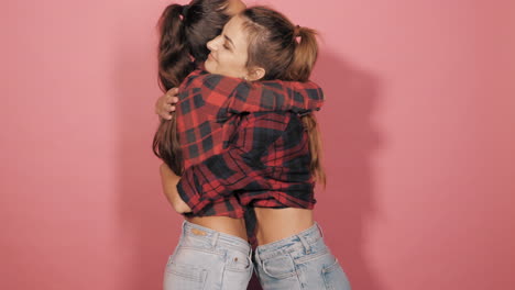 dos mujeres abrazándose y besándose