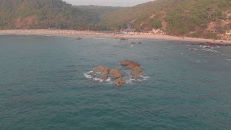 Imágenes-De-Drones-De-4k-Que-Muestran-La-Hermosa-Costa-De-La-Aldea-De-Arambol,-India