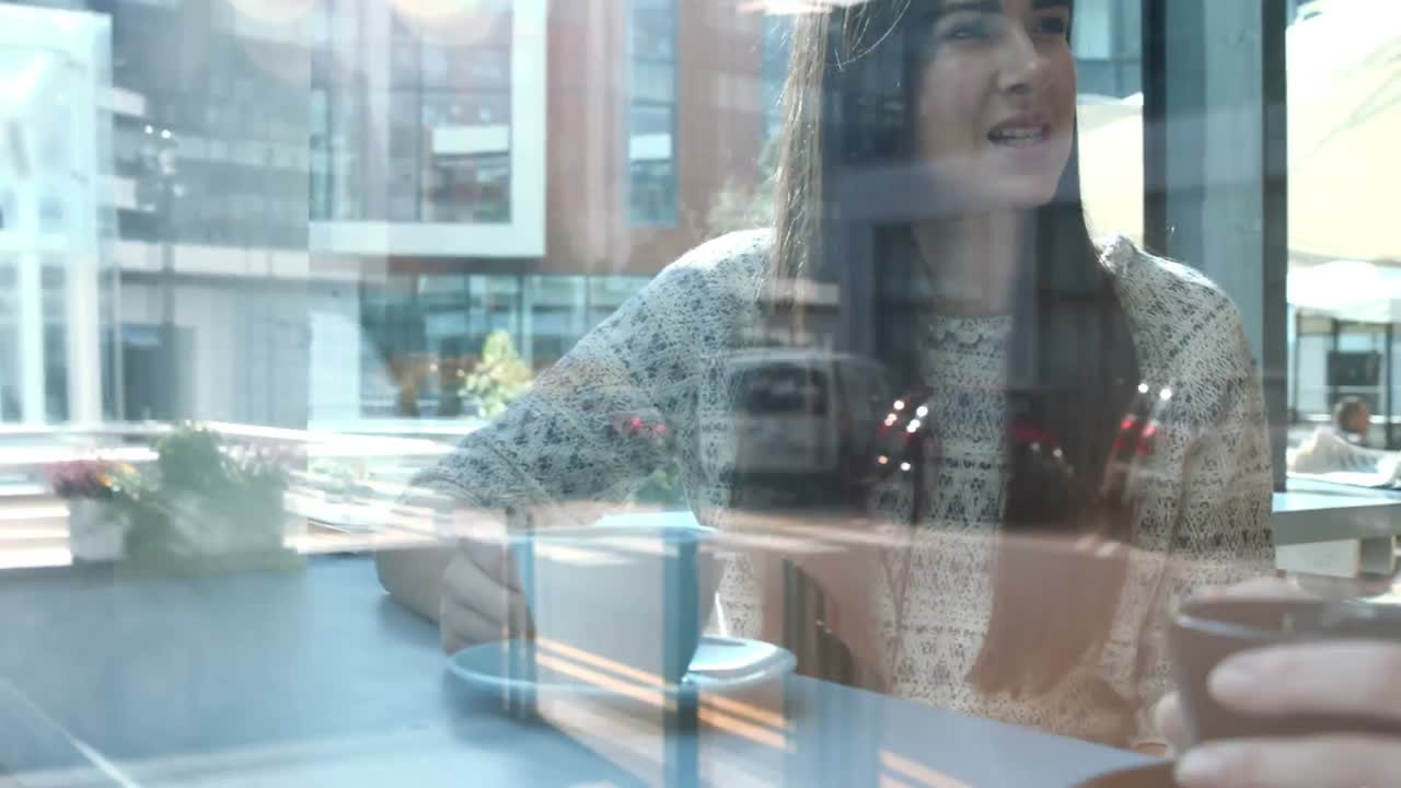 예쁜 카페에서 커피를 마시며 대화를 나누는 친구들