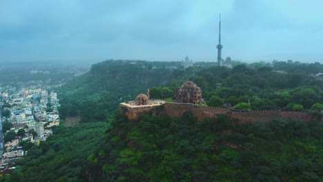 Drohnenaufnahme-Eines-Alten-Hinduistischen-Tempels-In-Gwalior-Fort,-Indien