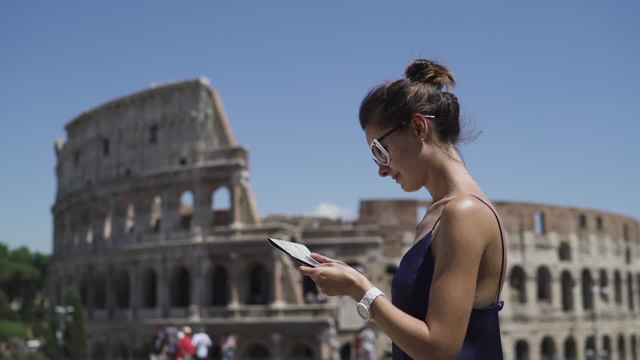지도와 함께 로마를 고 있는 젊은 여성