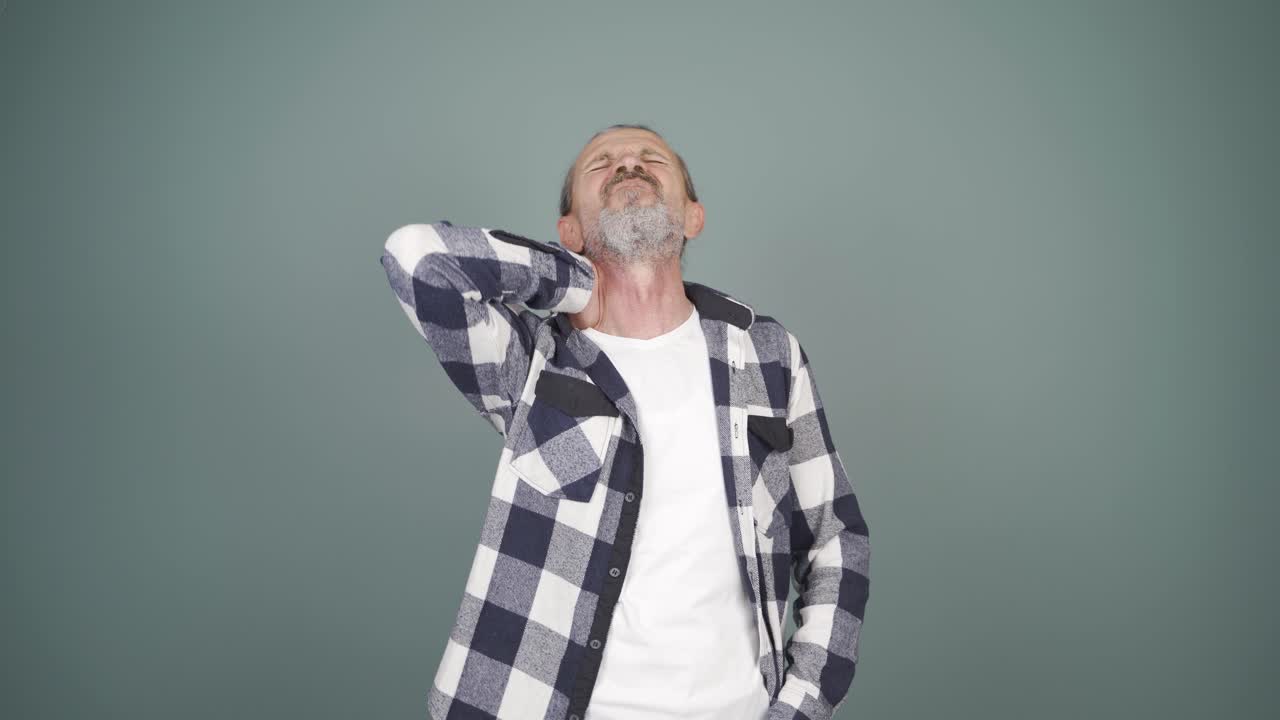 목에 통증이 있는 남자