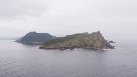 una isla misteriosa y deshabitada en la cadena de islas cies en un clima nublado y malhumorado