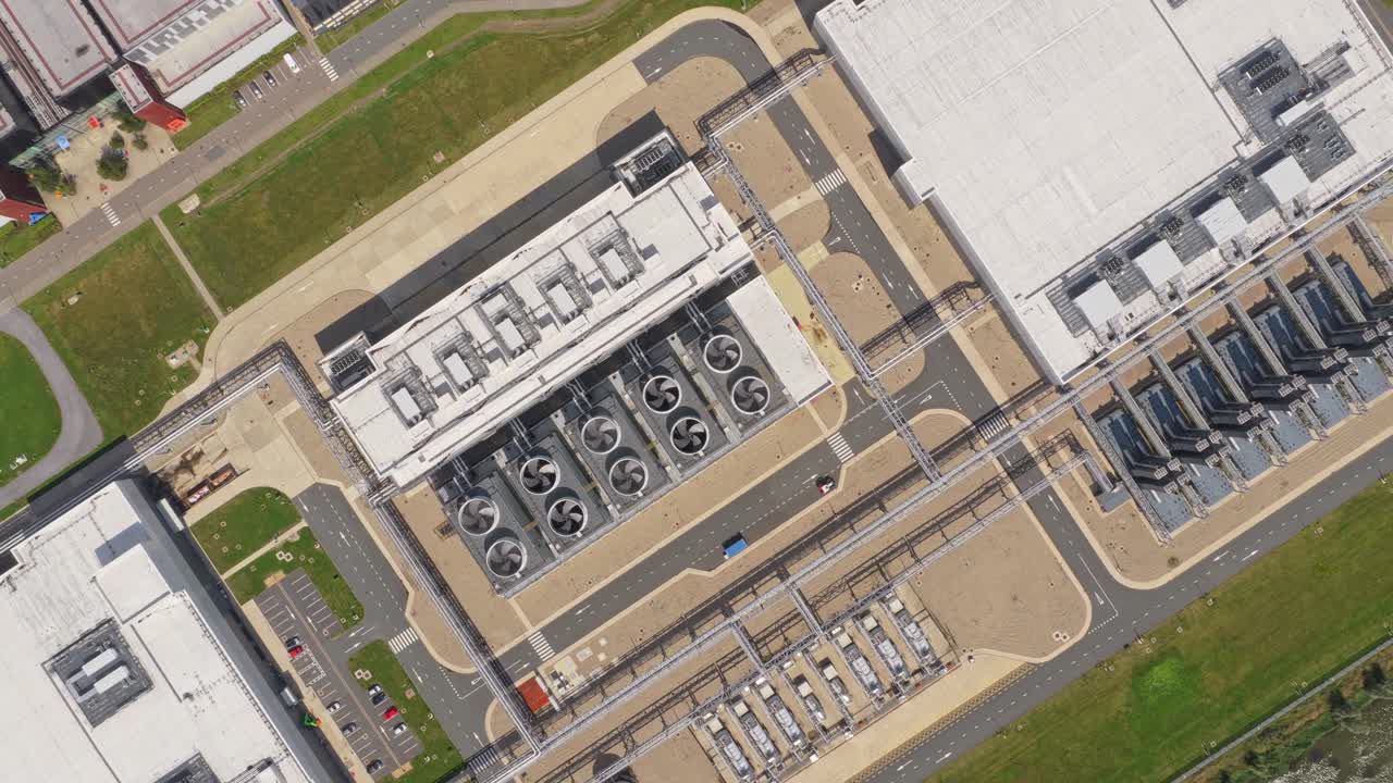 Struttura di cloud storage di Eemshaven con sistema di raffreddamento sul tetto, ripresa con drone
