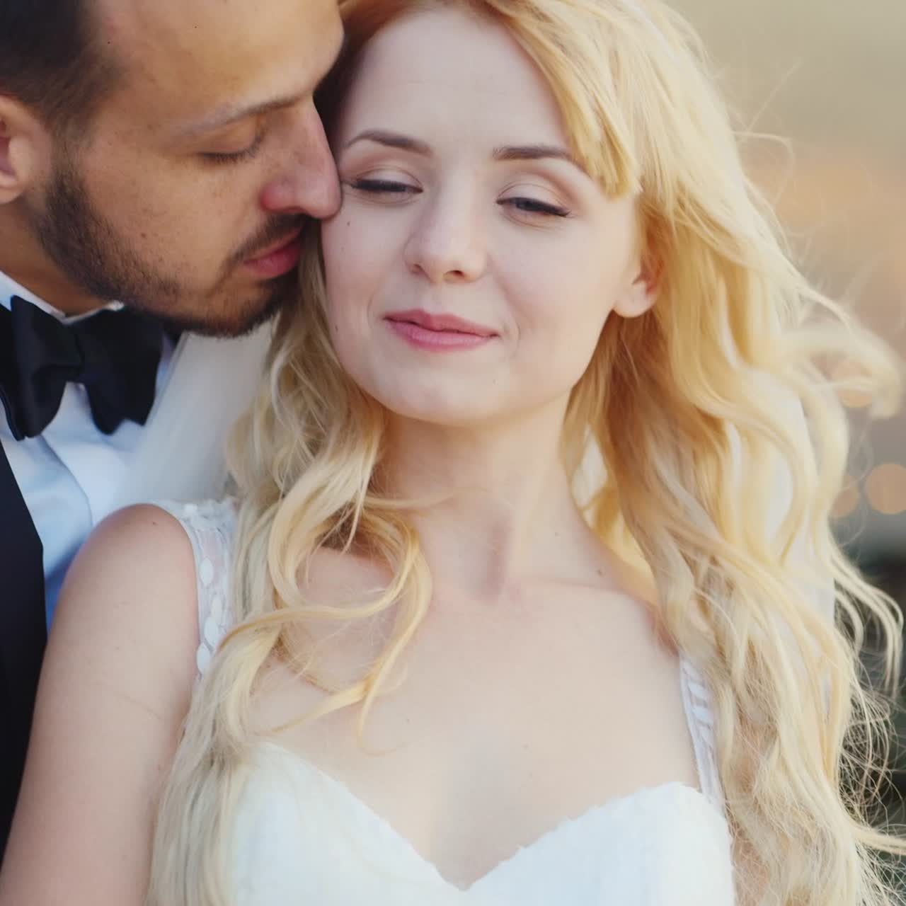 부드럽게 껴안는 신혼부부 02