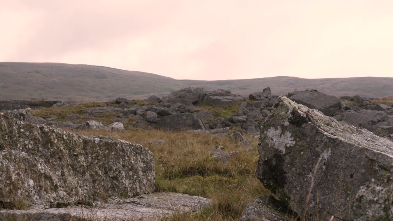 Spredte klipper på klippefyldt landskab i Brecon Beacons Nationalpark i Wales 4K.