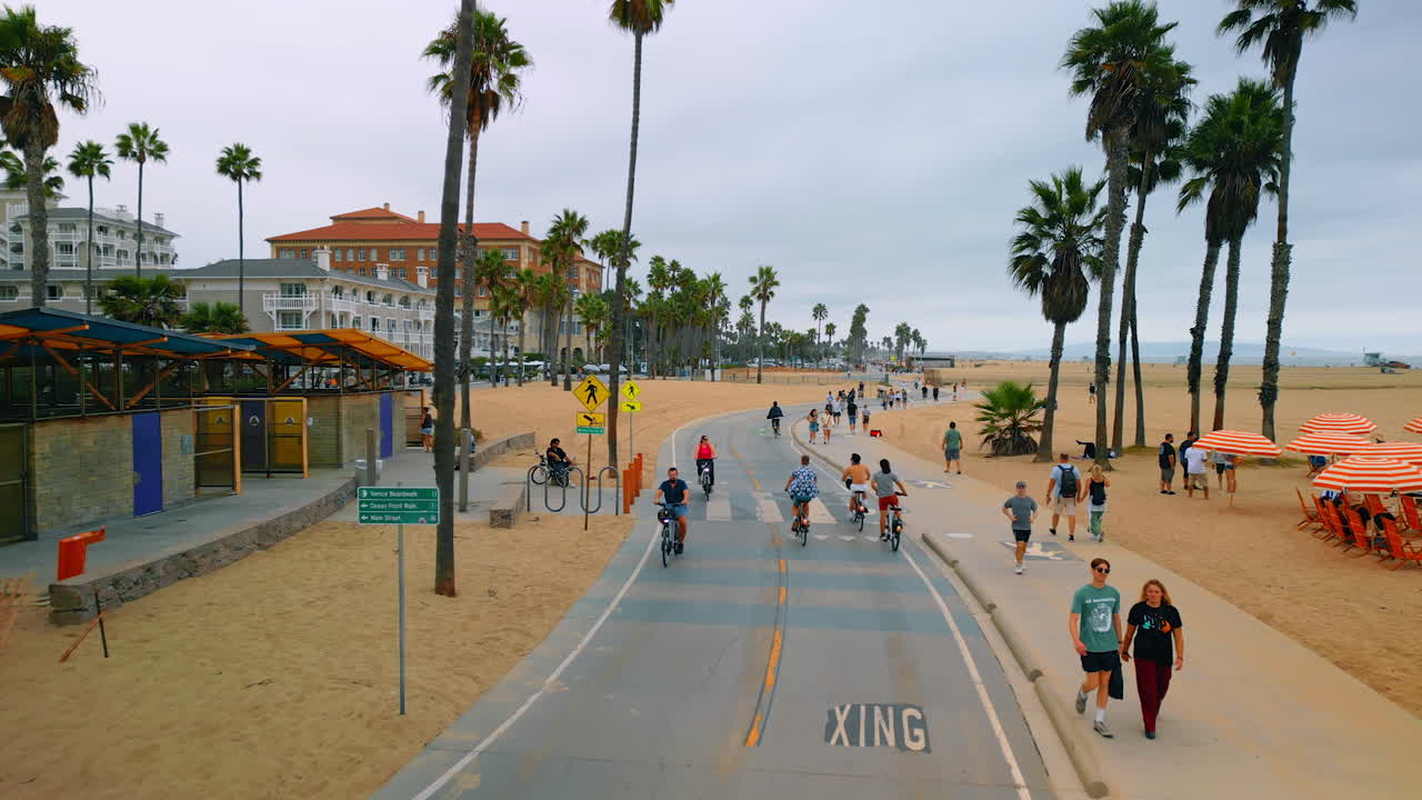 Los Angeles, USA, 29 agosto 2025: strada lungo la spiaggia a Santa Monica, California, USA. Persone che camminano e fanno sport sul bagnasciuga.