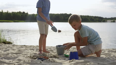 Jungs-Spielen-Am-Strand