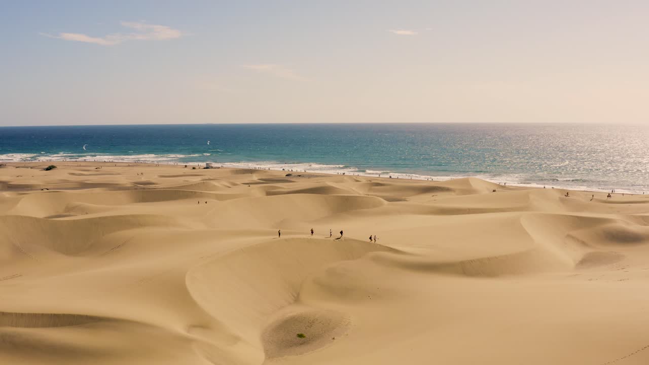 toma de drones de dunas y desierto con playa al fondo, dunas de maspalomas, gran canaria