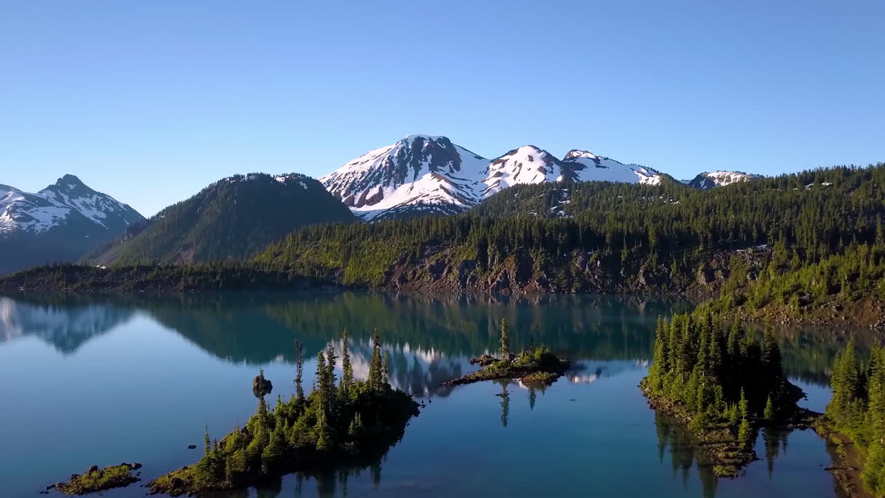 aéreo - lago lacar, san martin de los andes, patagonia, argentina, toma escénica