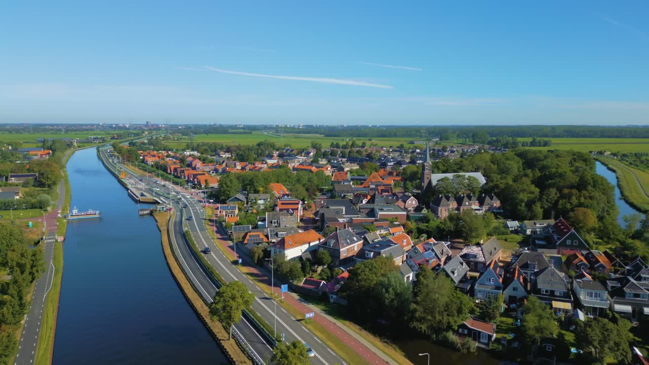 네덜란드 시골 에 있는 운하 폴더  ⁇  에 있는 전통적 인 북 네덜란드 마을