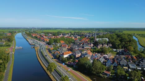 pueblo tradicional de holanda del norte junto al polder del canal en el campo holandés