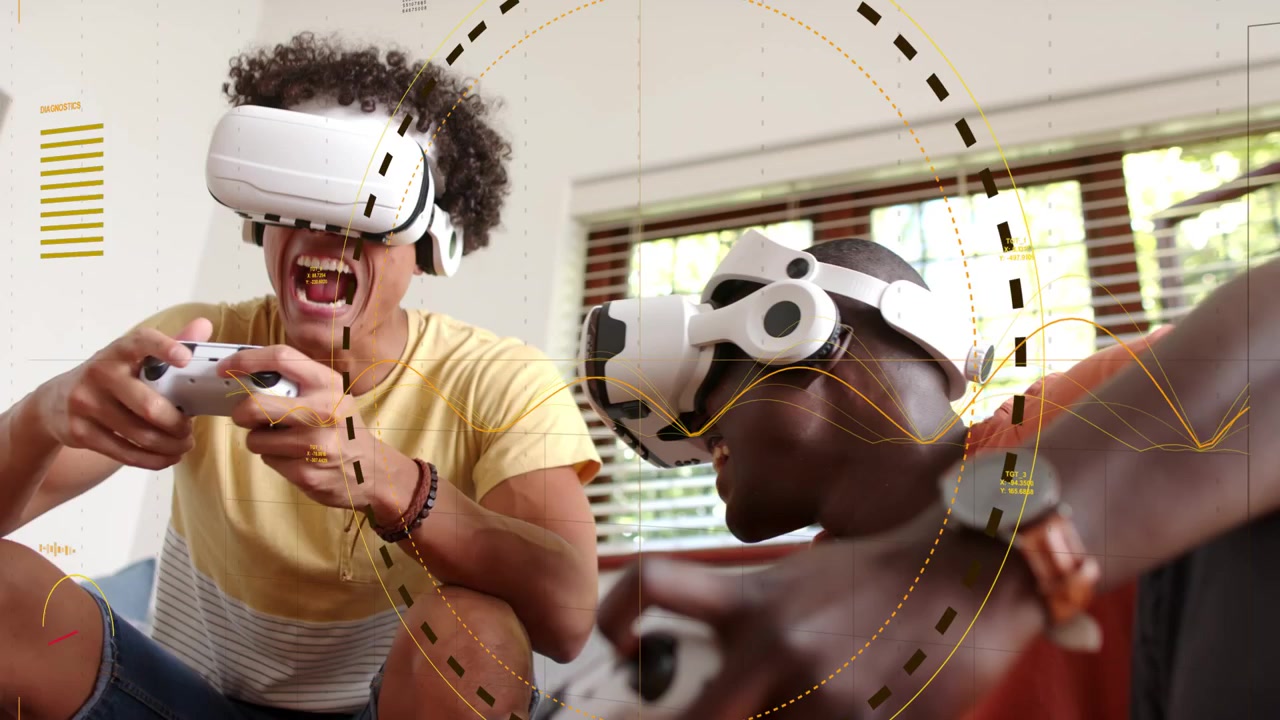 Due uomini che indossano visori VR, premono i controller e si protendono, con l'HUD che reagisce, gareggiando in un gioco VR.