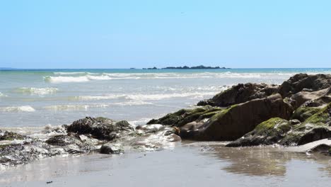 Las-Olas-Bañan-Las-Rocas-Cubiertas-De-Musgo