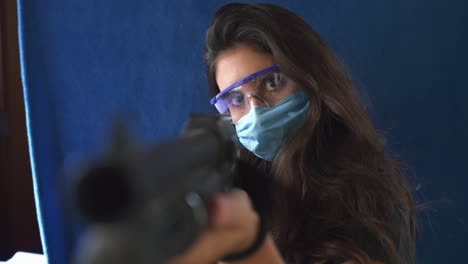 mujer apuntando con un arma