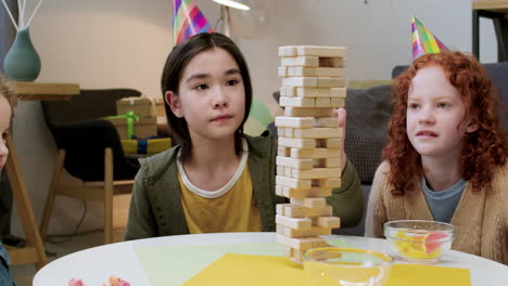 niños en la fiesta de cumpleaños