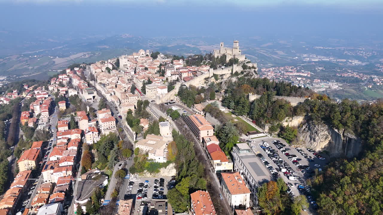 산마리노의 은 파란 하늘 아래의 과이타 성의 놀라운 공중 촬영.