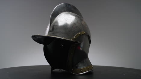 Casco-De-Caballero-Plateado-Cerrar-Medieval