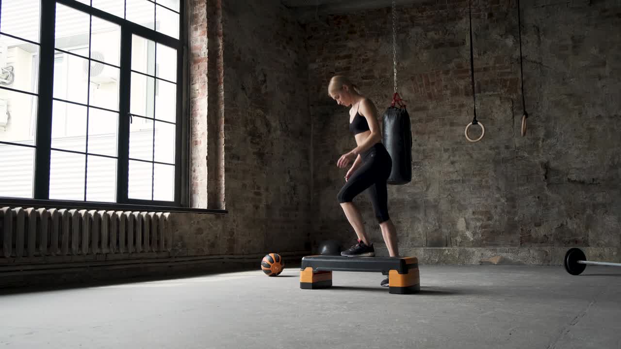 체육관에서 유산소 운동을 하는 건강한 소녀. 백인 여성 열차는 실내에서 체중을 줄입니다.