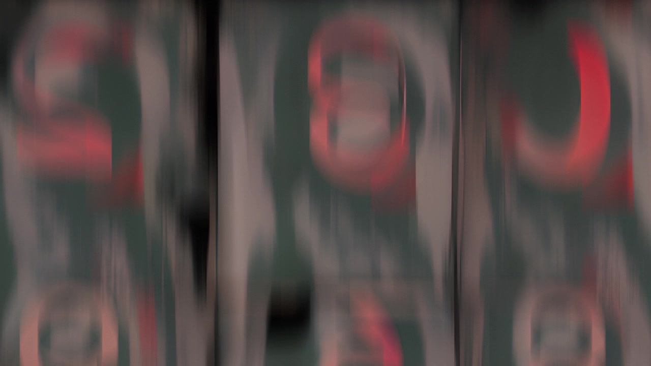 Motion graphic astratto con numeri a scorrimento rapido ed effetti glitch