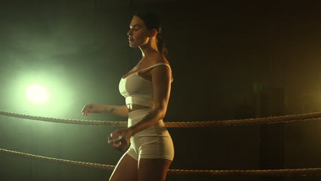 mujer boxeadora en el ring