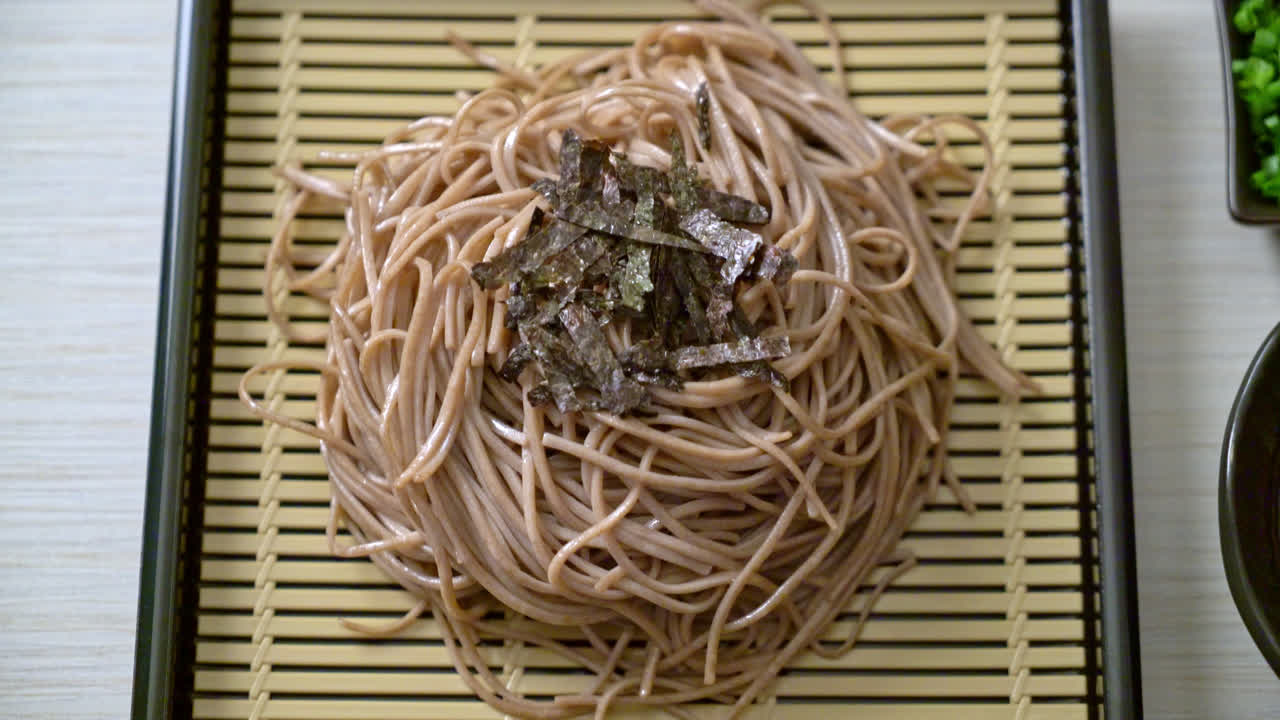 fideos soba de trigo sarraceno frío o ramen zaru - estilo de comida japonesa