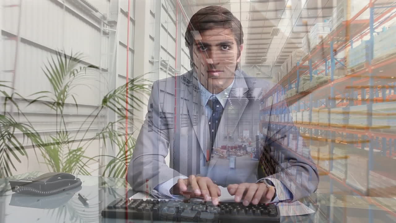 Animazione di una vista aerea di un magazzino sopra un uomo d'affari caucasico che digita sulla tastiera in ufficio