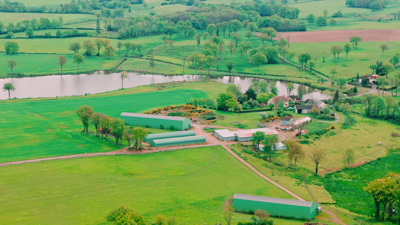 프랑스 중앙 시골 측면 드론 뷰