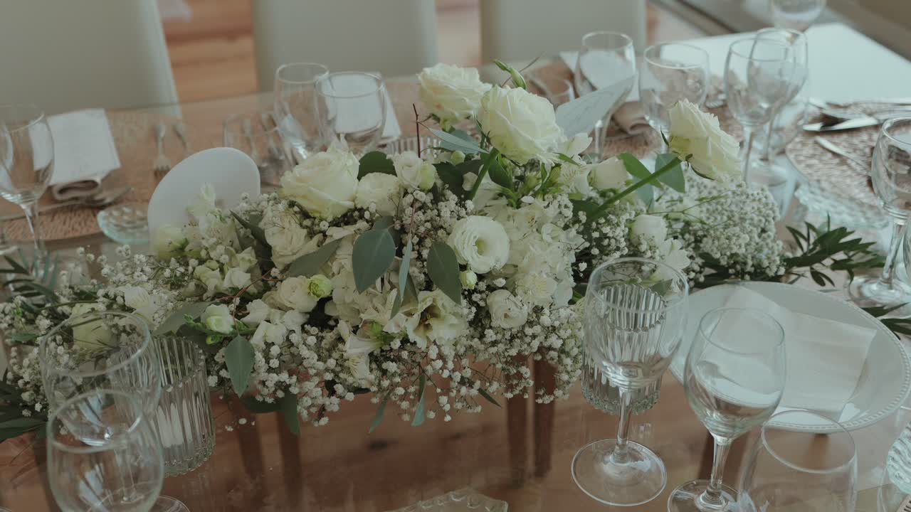Decoración de mesa de boda de lujo con rosas blancas y copas de cristal